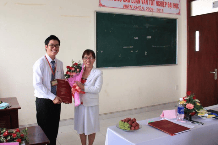 Bác sĩ Khánh Nguyệt (phải) nhận được cái gaiir thưởng cho sự cống hiến của bản thân cho nghề thầy thuốc