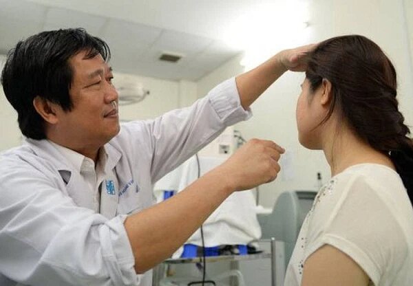 Bác sĩ Minh đang khám da liễu cho khách hàng