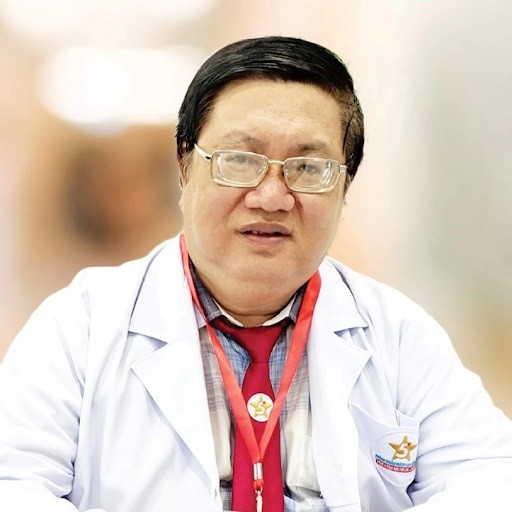 TS.BS Trần Anh Tuấn luôn ân cần tư vấn cho các bệnh nhân