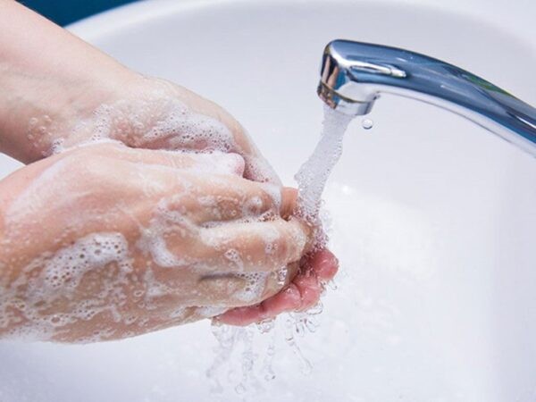 Rửa sạch tay trước và sau khi bôi thuốc để tránh bội nhiễm cho vùng da bị tổn thương hoặc lây virus đến các vùng da khác