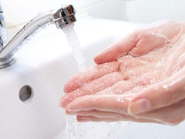Nên rửa sạch tay trước và sau khi sử dụng thuốc