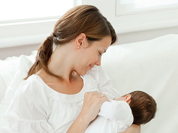 Có sự tiết kháng sinh AMK qua sữa mẹ, nên thận trọng khi dùng thuốc với phụ nữ cho con bú