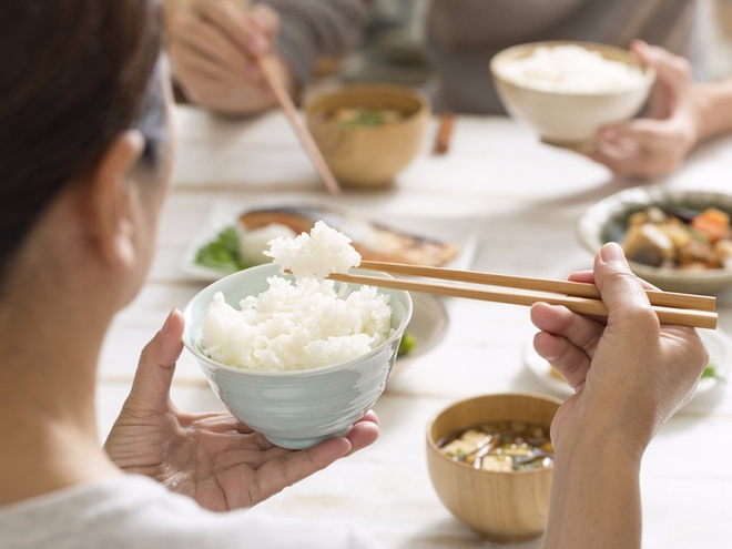 Không uống thuốc Ampicillin khi đang ăn vì sẽ làm giảm hiệu quả của thuốc