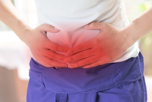 Đau quặng bụng, tiêu ra máu, tiêu chảy kéo dài,... là những triệu chứng của bệnh IBD
