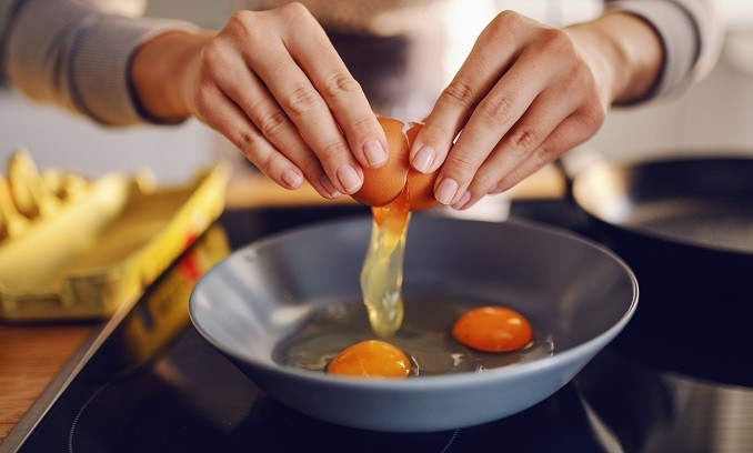 Các loại thức ăn giàu chất đạm như trứng có thể có ích cho phụ nữ rong kinh