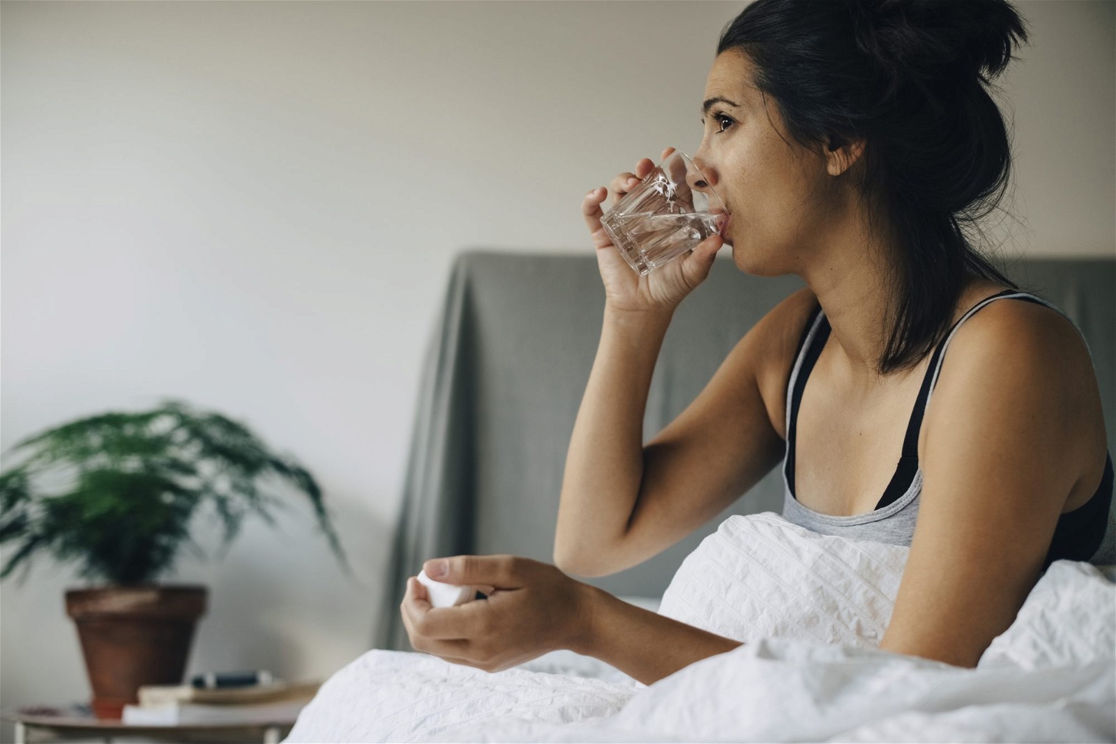 Nghỉ ngơi và bổ sung đủ nước giúp hỗ trợ điều trị bệnh nhiễm trùng đường ruột tại nhà