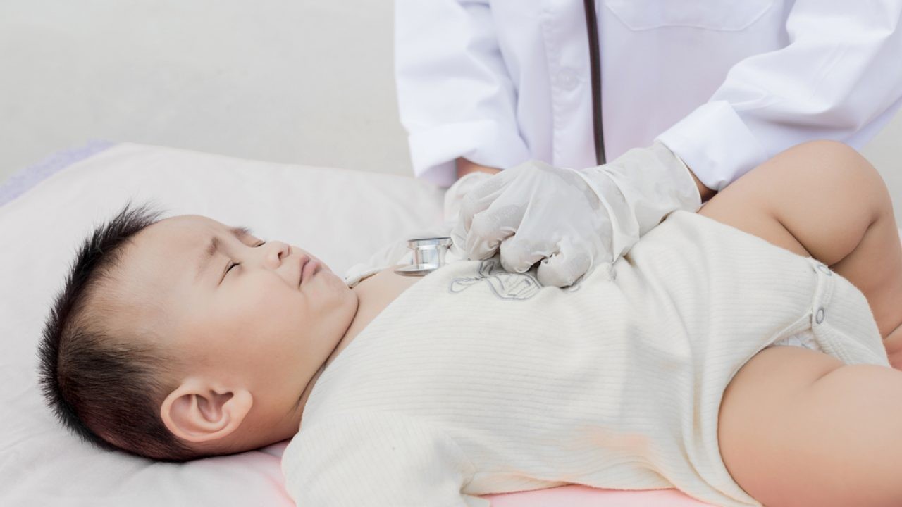 Trẻ em là một trong những đối tượng cần đến thăm khám bác sĩ càng sớm càng tốt khi bị nhiễm trùng đường ruột
