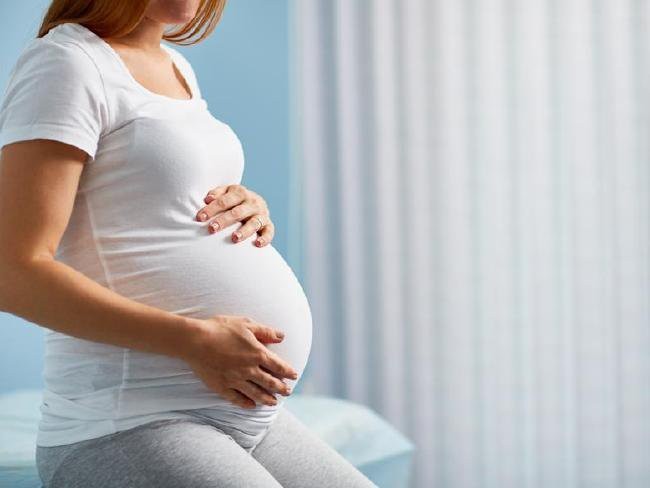 Do chưa có dữ liệu về độ an toàn trên phụ nữ mang thai, nên tránh sử dụng Alzole ở phụ nữ có thai