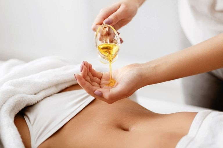 Massage bằng tinh dầu giúp hỗ trợ giảm mỡ bụng