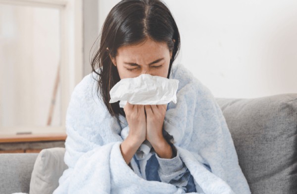 Triệu chứng viêm Amidan có thể giống cảm lạnh thông thường: sốt, đau họng, mệt mỏi, uể oải,...