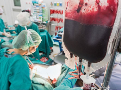 Bệnh nhân đang được truyền máu trong lúc phẫu thuật