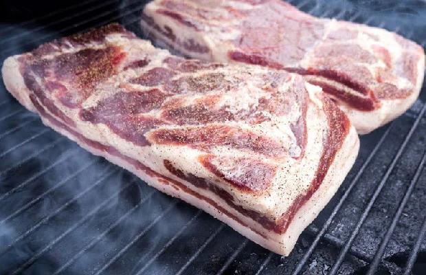 Chất bảo quản thực phẩm là gì? Vì sao cần sử dụng? 4 Hun khói thịt là biện pháp vật lý để bảo quản thực phẩm từ xa xưa