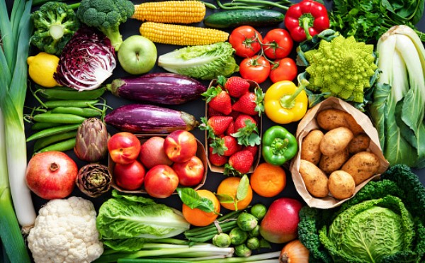 Trái cây, rau củ tươi là những nguyên liệu thiên nhiên giúp cải thiện sức khỏe xương của bạn
