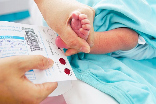 Bác sĩ sẽ tư vấn với ba mẹ về xét nghiệm máu gót chân ở trẻ sơ sinh