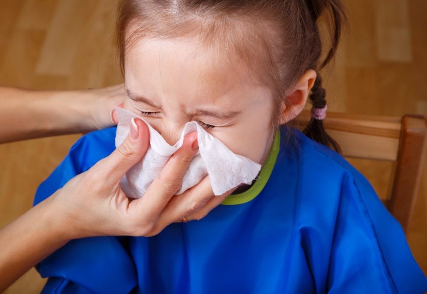 Trẻ bị sổ mũi, ngạt mũi do nhiều nguyên nhân và gây triệu chứng khó chịu