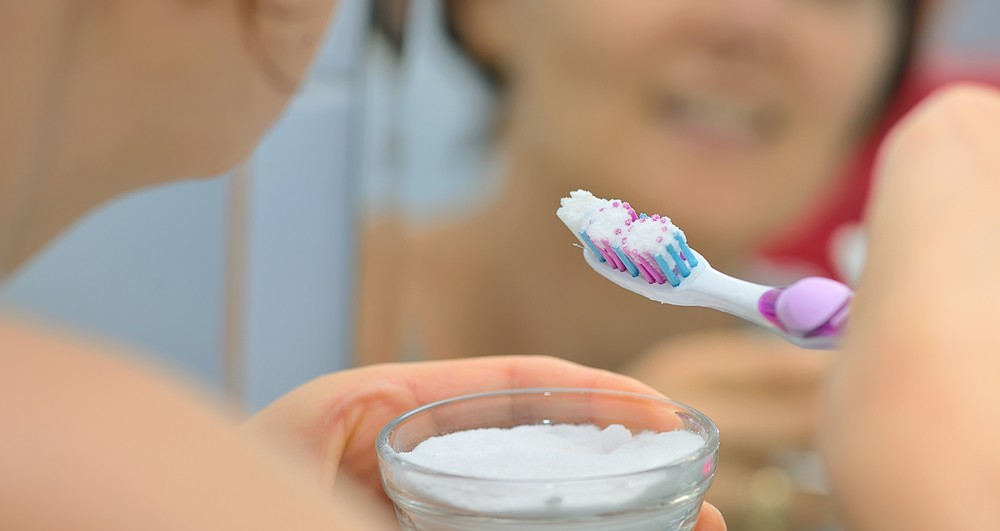Đánh răng với baking soda đều đặn có thể dần cải thiện tình trạng vàng răng