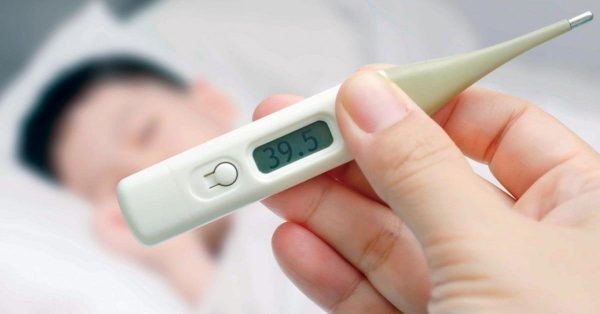 Cần đưa trẻ đến cơ sở y tế khi sốt cao liên tục trên 39 độ C