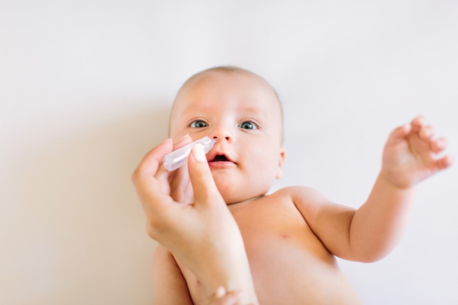 Thường xuyên dùng nước muối sinh lý vệ sinh mắt, mũi cho trẻ 