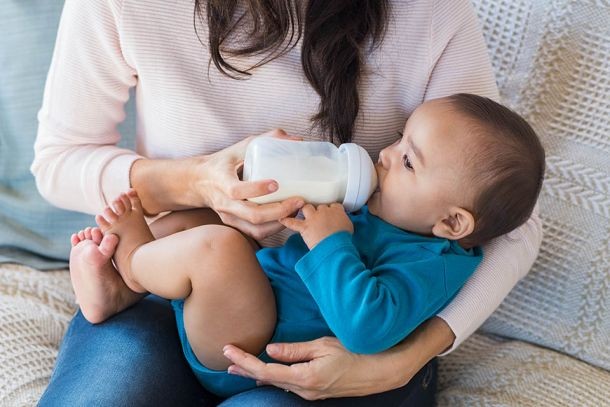 Việc dùng một số loại sữa không phù hợp có thể khiến trẻ bị tiêu chảy