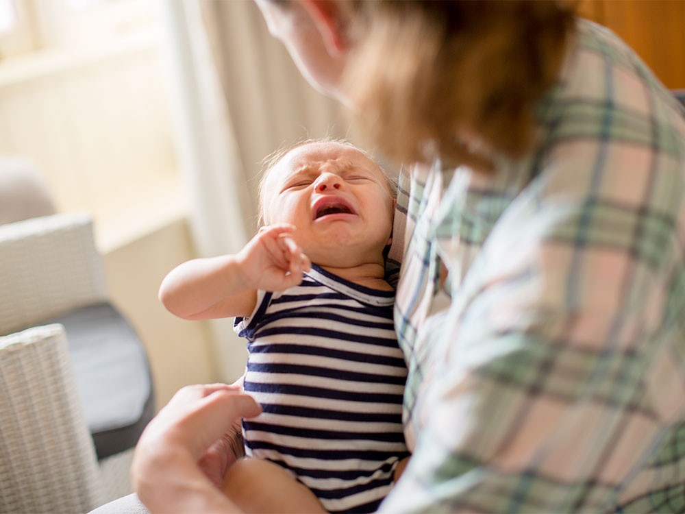 Cần chú ý đến việc quấy khóc, mệt mỏi ở trẻ sơ sinh bị tiêu chảy vì đây có thể là dấu hiện trẻ bị mất nước