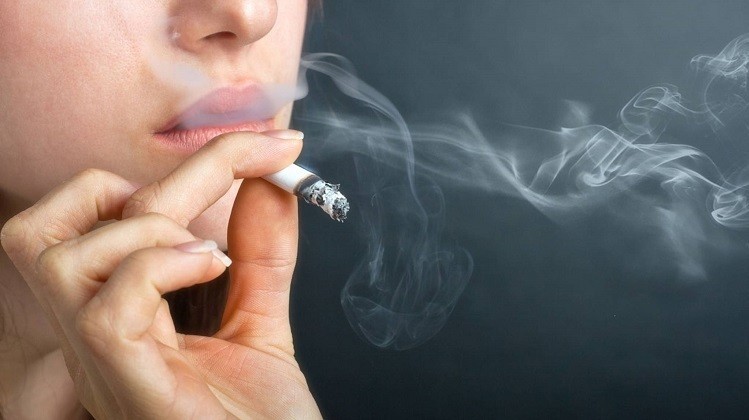 Hút thuốc lá cũng có thể dẫn đến khô âm đạo