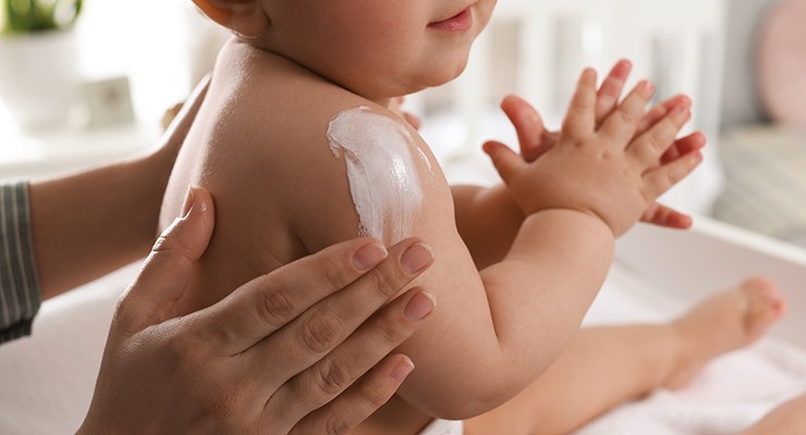 Ba mẹ nên thường xuyên dưỡng ẩm cho trẻ bị viêm da dị ứng