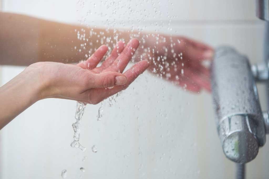 Không nên kiêng nước, kiêng tắm để tránh việc vệ sinh kém dẫn đến viêm da, tắc mũi họng,…