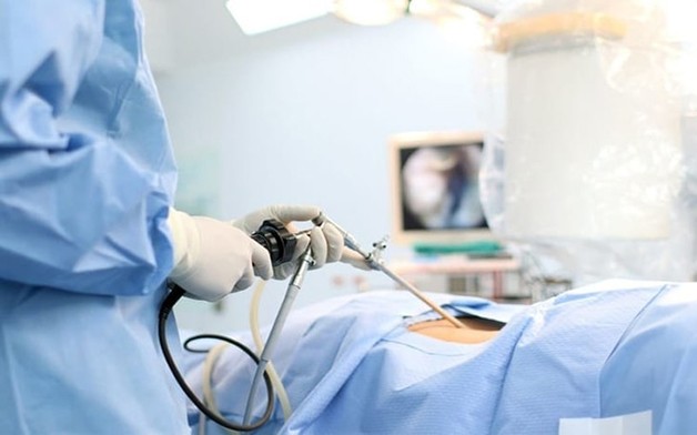 Phẫu thuật nội soi có thể được thực hiện trong trường hợp ống dẫn trứng bị tắc do có ít mô sẹo hoặc dính phần nhỏ