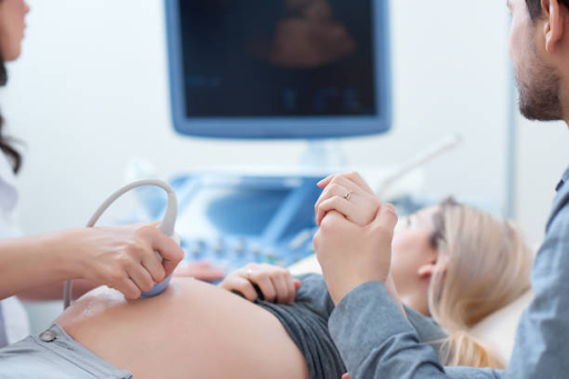Khám thai định kỳ để theo dõi tình trạng sức khỏe của mẹ và bé