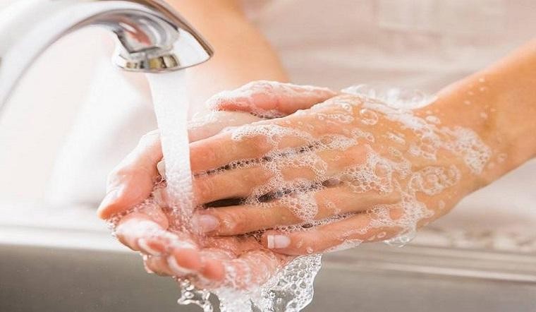 Rửa tay thường xuyên là một trong những biện pháp phòng viêm kết mạc hiệu quả