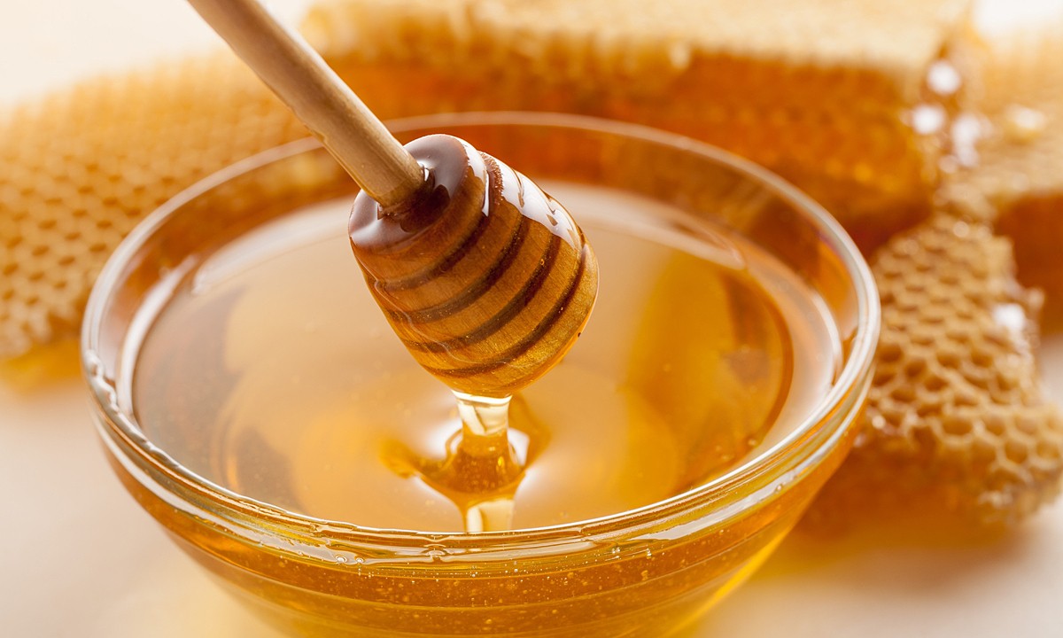Mật ong là nguyên liệu quen thuộc có thể hỗ trợ giảm triệu chứng hen suyễn