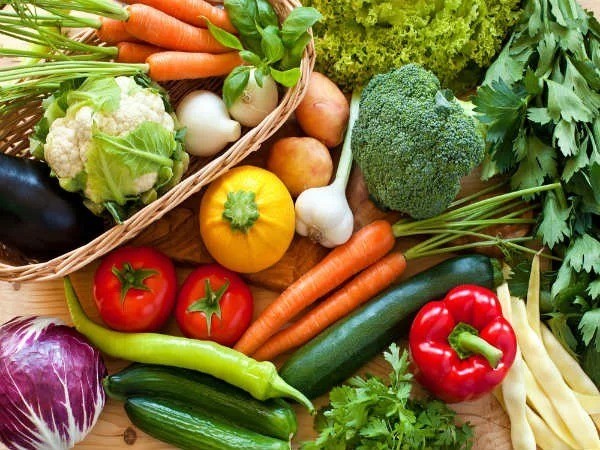 Rau xanh và hoa quả cũng giúp hỗ trợ phục hồi cho người bệnh viêm phổi