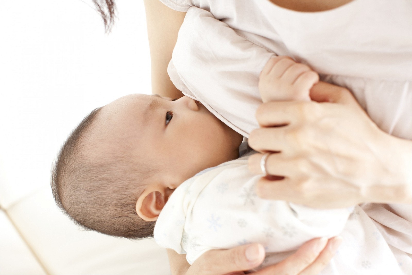 Nuôi con bằng sữa mẹ có thể giúp trẻ chống lại nhiễm trùng tay chân miệng