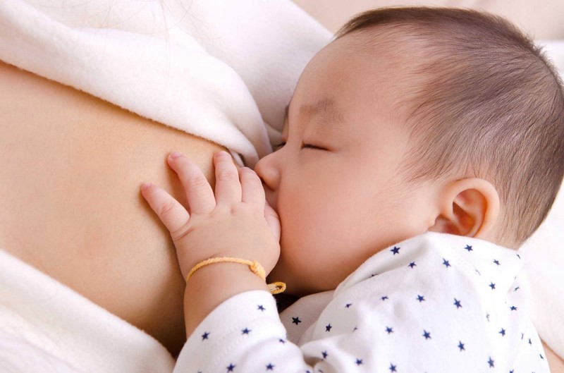 Cho bé bú mỗi 2 – 3 giờ/lần, ít nhất 8 lần trong 24 giờ