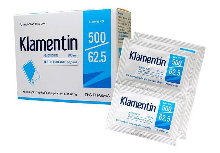 Cốm pha hỗn dịch uống Klamentin 500/62.5 chứa 500 mg amoxicillin và 62.5 mg acid clavulanic