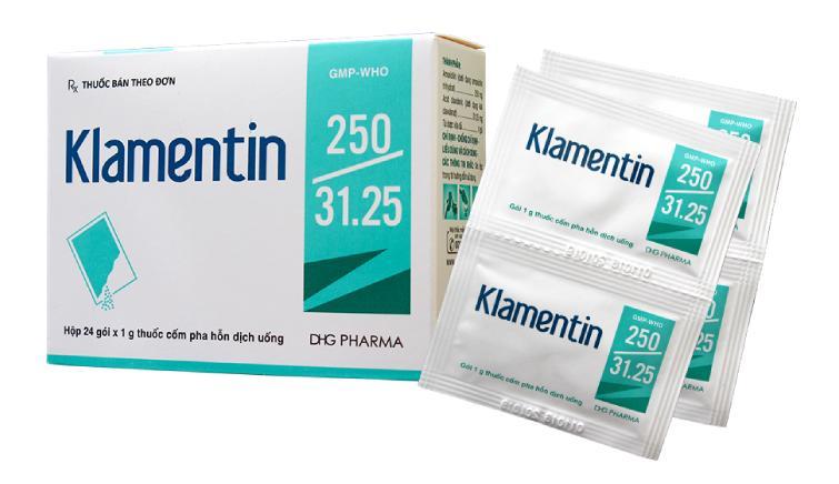 Cốm pha hỗn dịch uống Klamentin 250/31.25 chứa 250 mg amoxicillin và 31.25 mg acid clavulanic