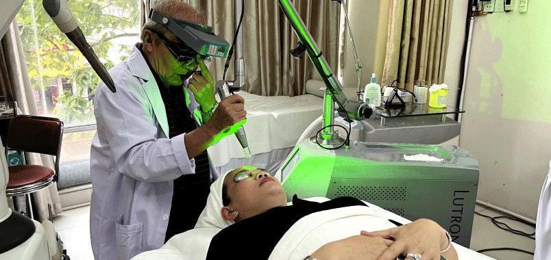 Bác sĩ Trần Thịnh điều trị bằng phương pháp laser cho bệnh nhân