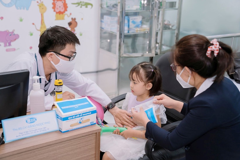 Top 5+ phòng khám Nhi đồng chất lượng tại TP.HCM bố mẹ cần lưu lại ngay 9 Đội ngũ bác sĩ tại phòng khám Nhi 315 luôn tư vấn tận tình, giải đáp rõ ràng kết quả thăm khám