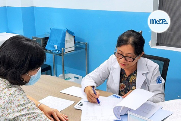 Bệnh nhân được thăm khám trực tiếp với Bác sĩ tại phòng khám riêng, Bác sĩ sẽ tùy vào hiện trạng của bệnh nhân để đưa ra các phương thức kiểm tra, điều trị phù hợp.