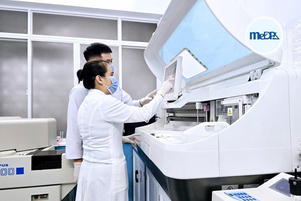 Chạy mẫu cobas trên máy Cobas E411 tại phòng xét nghiệm