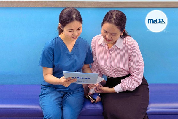 Bệnh nhân được tiếp đón ở ghế chờ, hỏi thăm các triệu chứng, và đưa ra một số hướng dẫn trước khi thăm khám.