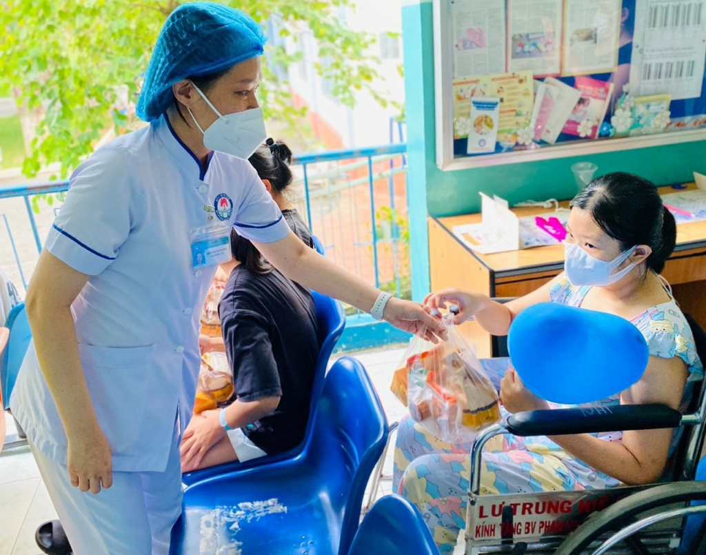 Đặt lịch khám Bệnh viện Phạm Ngọc Thạch khám trực tuyến hữu ích với người lớn tuổi, người bệnh mạn tính hoặc người bệnh từ tỉnh xa