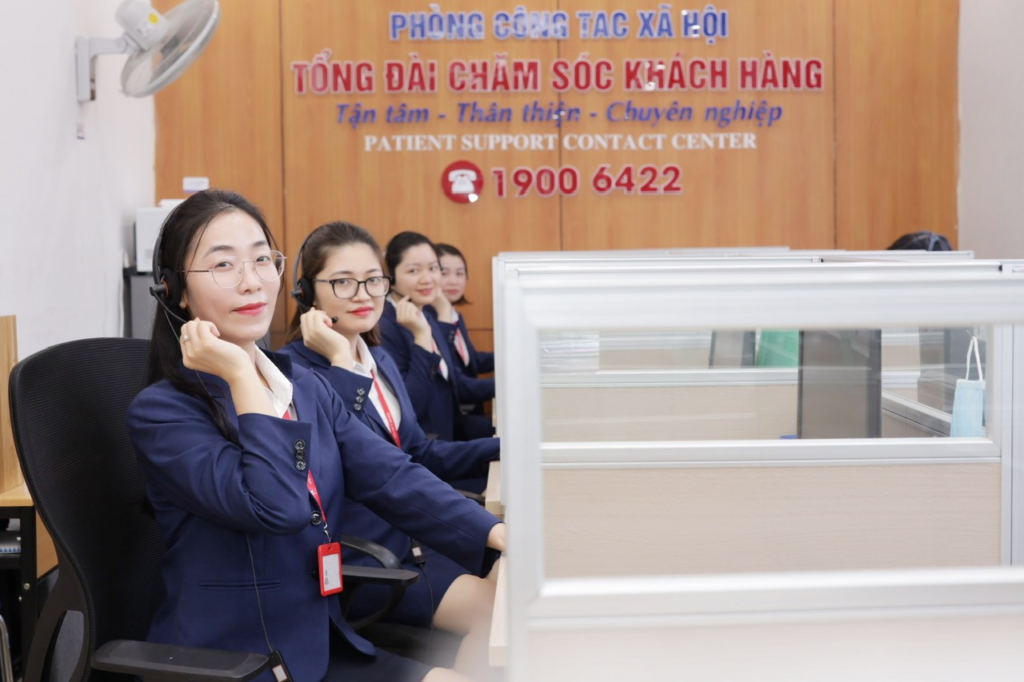 Đặt lịch khám Bệnh viện Đại học Y Hà Nội qua tổng đài phù hợp với người lớn tuổi