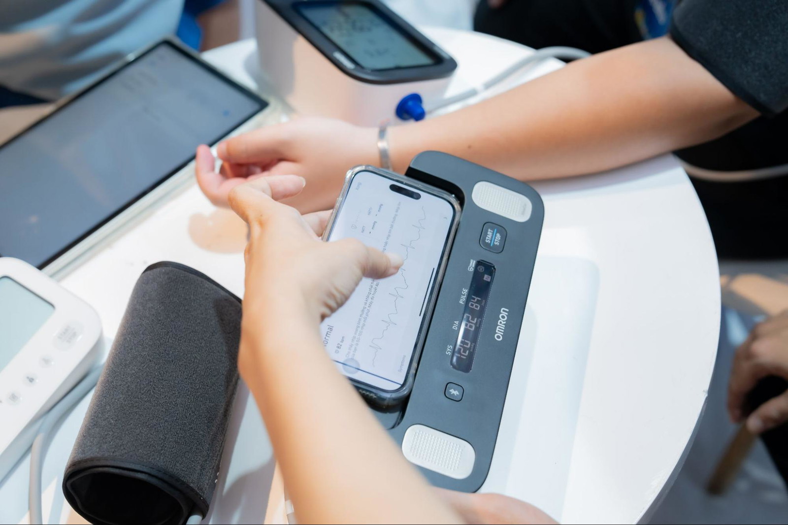 Thiết bị OMRON Complete tích hợp tính năng đo điện tâm đồ
