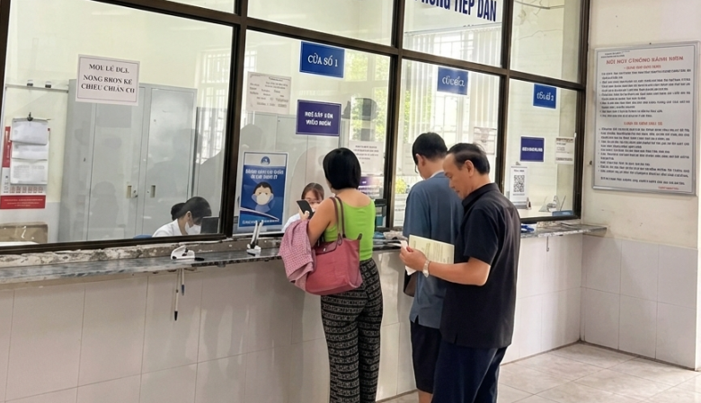 Người bệnh có thể đến trực tiếp Phòng khám Đa khoa Yên Hòa để lấy số thứ tự