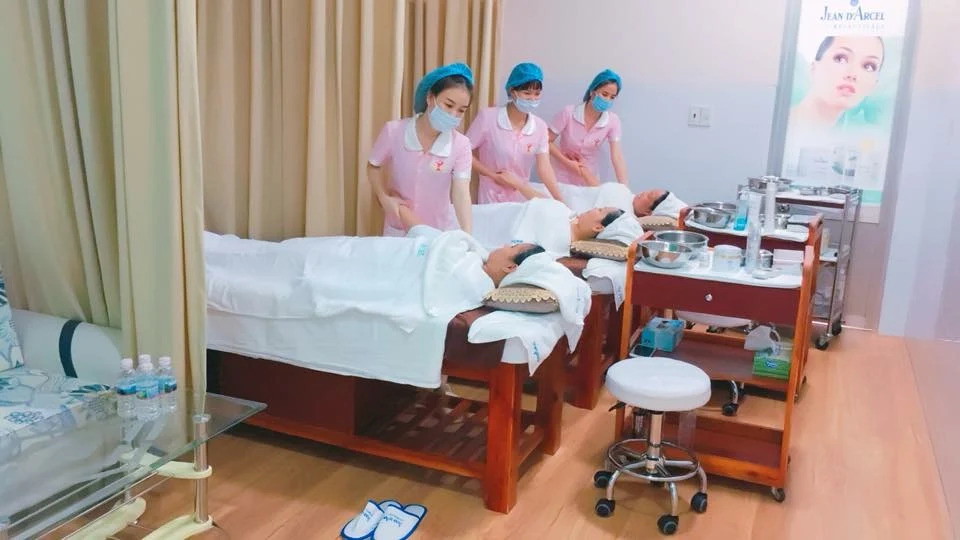 Các kỹ thuật viên đang chăm sóc da cho khách hàng