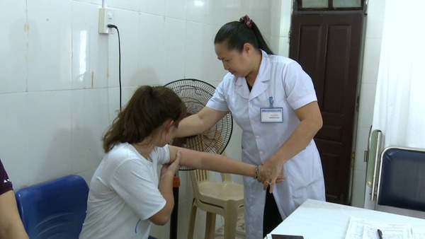 Hướng dẫn quy trình khám chữa bệnh tại Bệnh viện Da liễu Thái Bình: Địa chỉ tin cậy để làn da thêm rạng rỡ 4 Bác sĩ đang khám bệnh về da cho người bệnh tỉnh Hưng Yên