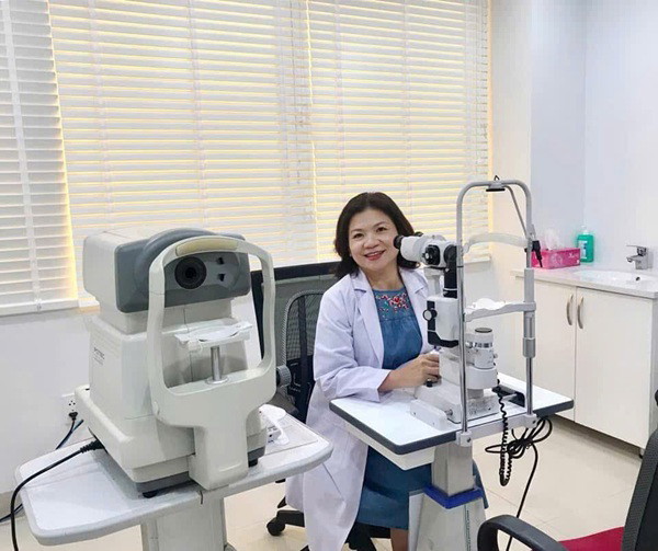 Phòng khám được trang bị các thiết bị hiện đại như máy sinh hiển vi, máy khúc xạ, máy siêu âm mắt,...