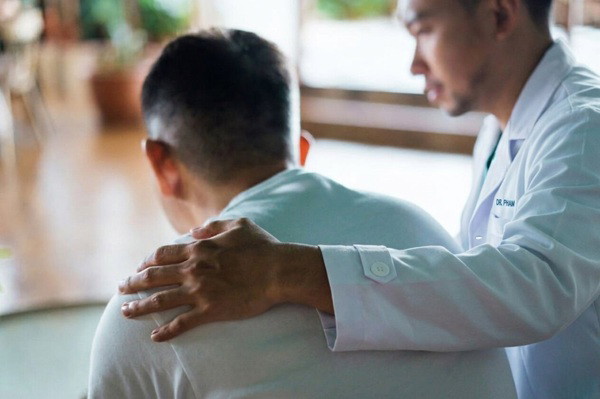 Bác sĩ trên nền tảng YouMed sẽ đồng hành cùng quý ông, cam kết bảo mật thông tin theo đúng quy định của Bộ Y tế