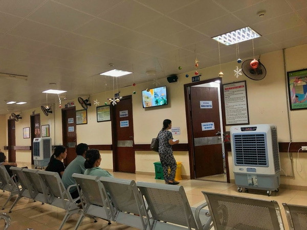 Người bệnh đang chờ tới lượt khám tại Bệnh viện Nội tiết Trung ương Cơ sở 2